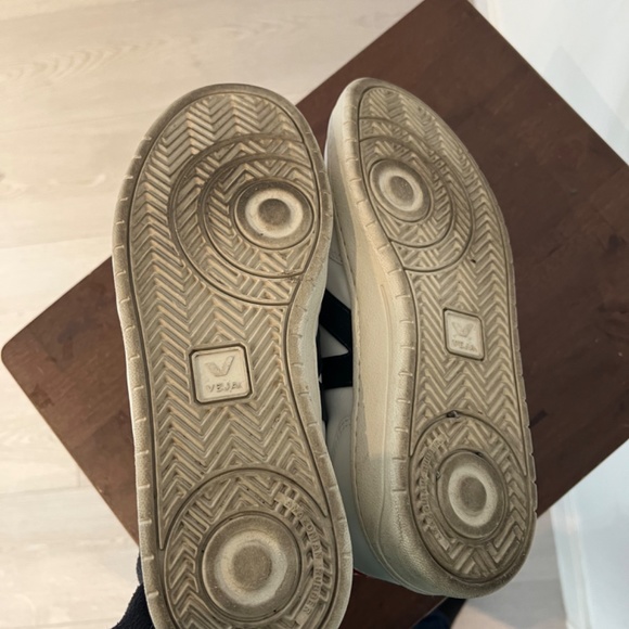 Men’s veja shoes size is 8.5 - Picture 4 of 6